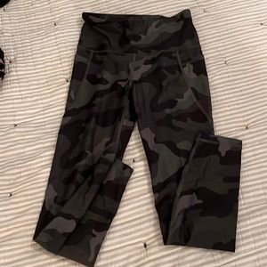 Old Navy power soft 360 leggings. Camo print size medium